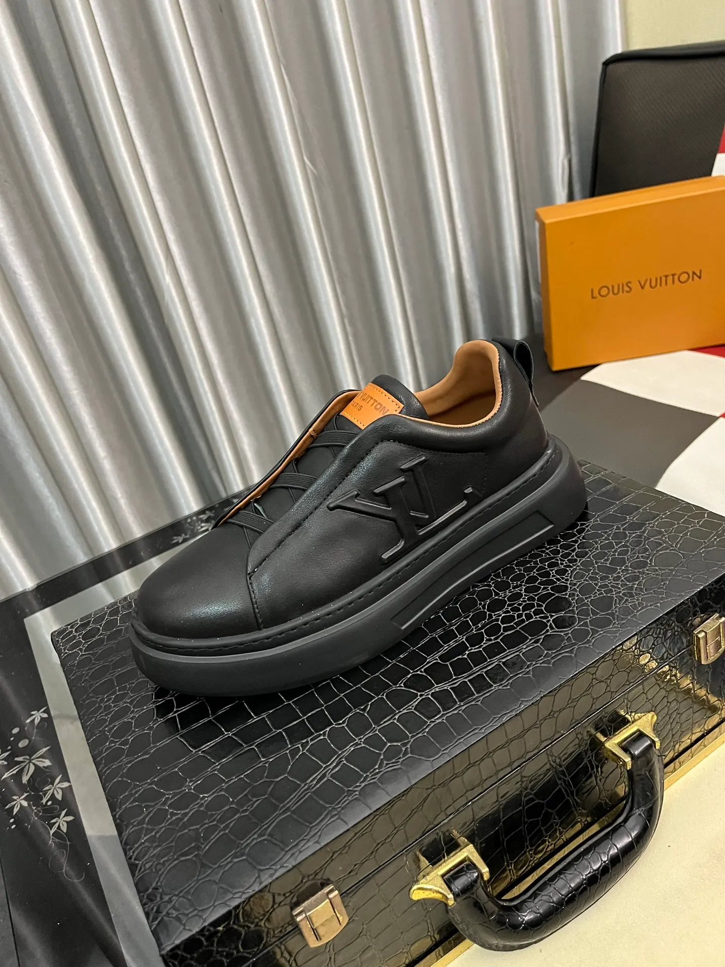 Men's shoes 💰480⌚️⌚️LV Louis Vuitton. The latest fashionable casual shoes are popular in physical stores. New spring and summer comfortable imported custom original cowhide, unique jacquard fabric element design. With sheepskin lining, Lv original bottom, [sun][sun] high-end packaging and high quality💪Details determine the quality, you can enter and leave the counter at will, the code number is 38-442️⃣colors available